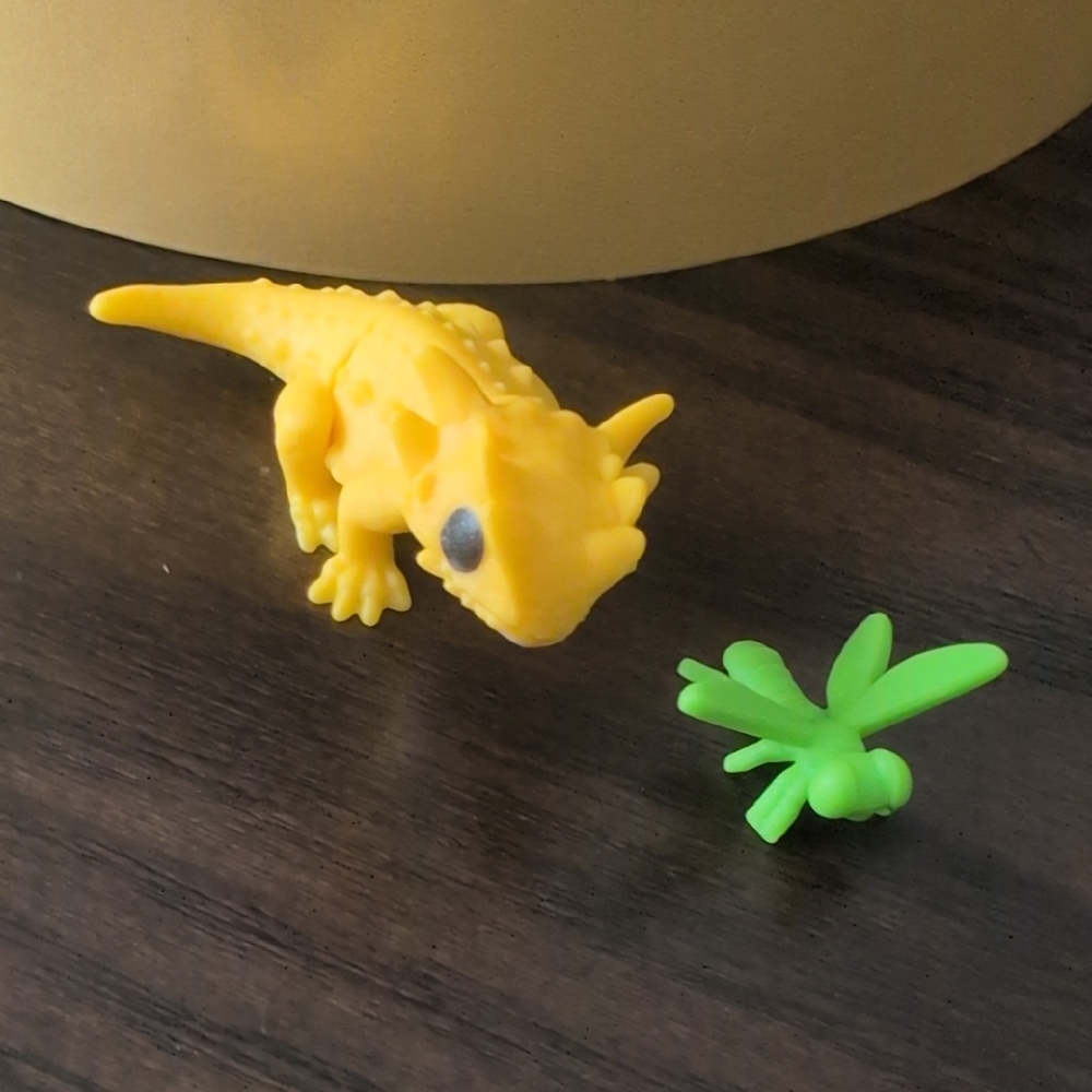 Gumi Yum~~~Yellow Reptile Toy with Green Insect